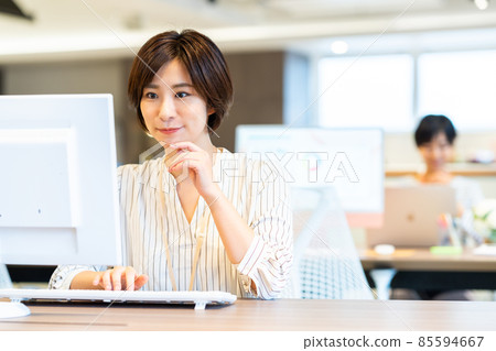 Business woman working in the office Photo cooperation: WEEK Shibadaimon (Sun Frontier Fudousan) Business woman working in the office Photo cooperation: WEEK Shibadaimon (Sun Frontier Fudousan) 85594667