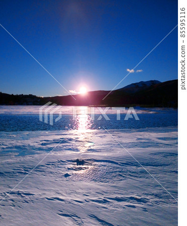 Sunset while shining light on a frozen lake (Lake Shirakaba, Nagano Prefecture) Sunset while shining light on a frozen lake (Lake Shirakaba, Nagano Prefecture) 85595116