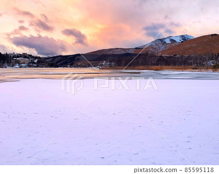 茜雲雪原和結冰的湖泊(長野縣白樺湖) 茜雲雪原和結冰的湖泊(長野縣白樺湖) 85595118