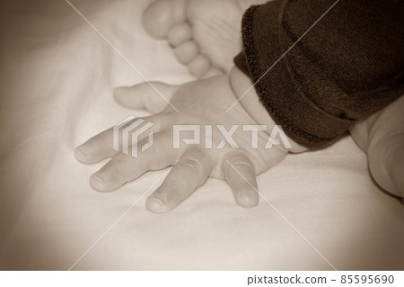 Baby's finger 85595690