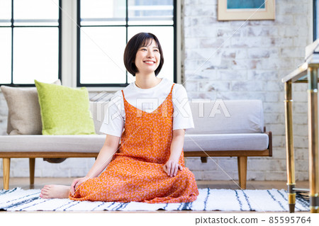 A young woman relaxing in the living room 85595764