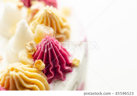 Vegan ginger cake filled with rhubarb and ginger jam with a rhubarb flavour frosting. Covered in rhubarb flavour frostings, candied ginger pieces and freeze dried rhubarb pieces 85596523