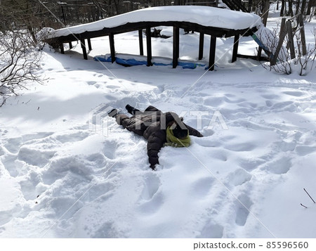 女性親吻雪地 女性親吻雪地 85596560