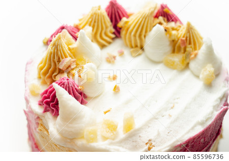 Vegan ginger cake filled with rhubarb and ginger jam with a rhubarb flavour frosting. Covered in rhubarb flavour frostings, candied ginger pieces and freeze dried rhubarb pieces Vegan ginger cake filled with rhubarb and ginger jam with a rhubarb flavour frosting. Covered in rhubarb flavour frostings, candied ginger pieces and freeze dried rhubarb pieces 85596736