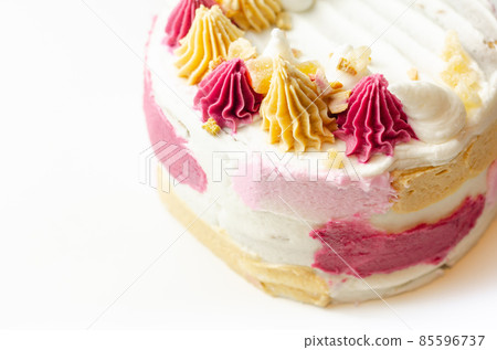 Vegan ginger cake filled with rhubarb and ginger jam with a rhubarb flavour frosting. Covered in rhubarb flavour frostings, candied ginger pieces and freeze dried rhubarb pieces Vegan ginger cake filled with rhubarb and ginger jam with a rhubarb flavour frosting. Covered in rhubarb flavour frostings, candied ginger pieces and freeze dried rhubarb pieces 85596737