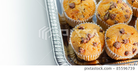 Delicious vanilla muffin cupcakes with chocolate chip, freshly baked mini pastries Delicious vanilla muffin cupcakes with chocolate chip, freshly baked mini pastries 85596739