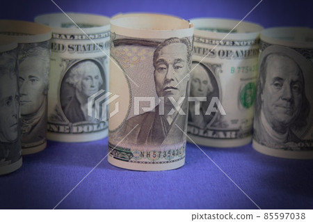 10,000 yen bill and dollar bill 10,000 yen bill and dollar bill 85597038