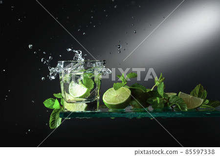 Cocktail mojito with lime slices and mint. 85597338