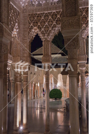 Alhambra palace at night Lion's courtyard 85597369