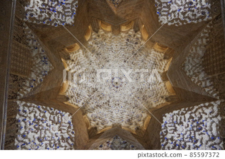 Alhambra at night Ceiling between Avenserajes 85597372