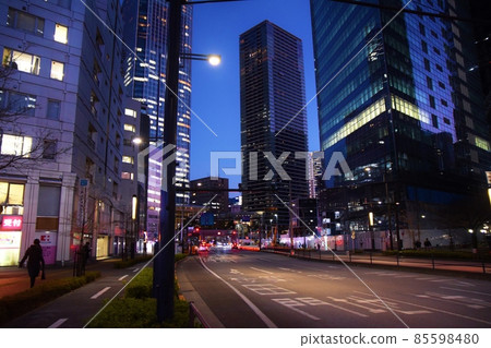 東京黃昏的虎之門山車站廣場 東京黃昏的虎之門山車站廣場 85598480