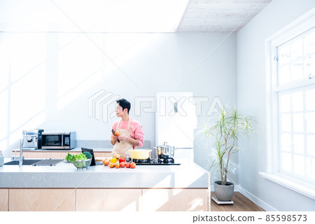 男人在廚房裡做飯 男人在廚房裡做飯 85598573