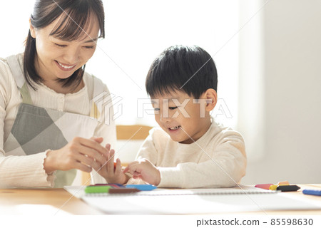 4歲男孩畫畫 4歲男孩畫畫 85598630