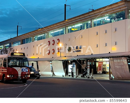 There is a bus rotary in front of the station. Bus waits 85599643