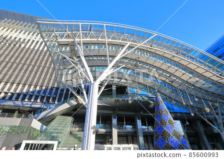 【福岡縣】晴空下的JR博多站 85600993