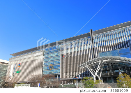 [Fukuoka Prefecture] JR Hakata Station under clear skies 85601009