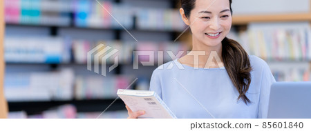出借圖書的圖書管理員 攝影合作：中央工業大學附屬日語學校 85601840
