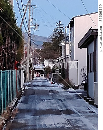 住宅區的冬季風光。積雪後很冷 85606359