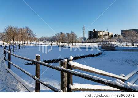 小野原公園的雪景,欄杆圍欄,冬天的風景 小野原公園的雪景,欄杆圍欄,冬天的風景 85606971