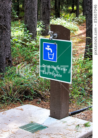 A potable water sign in both english and french 85607046