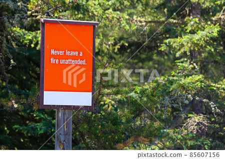 Never leave a fire unattended sign 85607156