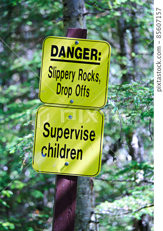Danger slippery rocks, drop offs and supervise children sign 85607157