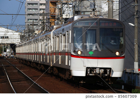 [A] Toei Asakusa Line Type 5300 (Local: Keisei Oshiage Line) 85607309
