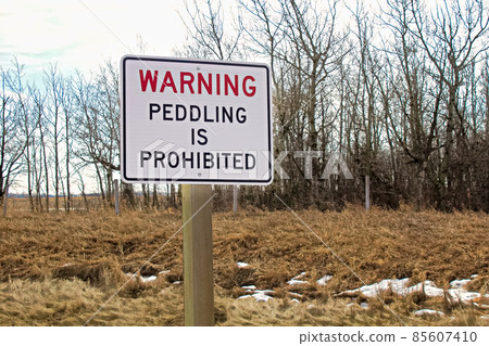 Warning peddling is prohibited sign 85607410