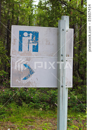A sign indicating a viewing area ahead. A sign indicating a viewing area ahead. 85607454
