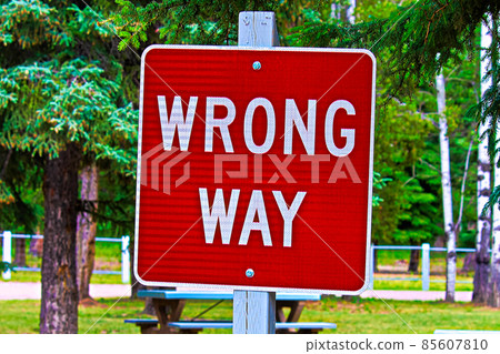 Closeup of a wrong way sign 85607810
