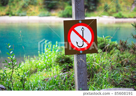 A No Fishing sign next to a lake 85608191