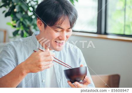 男人喝溫湯（味噌湯、湯） 85608947