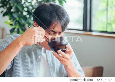 Men drinking warm soup (miso soup, soup) Men drinking warm soup (miso soup, soup) 85608948