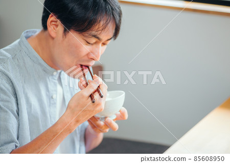 Men eating (rice) 85608950