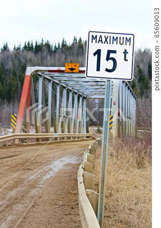 Maximum weight restriction on a country bridge Maximum weight restriction on a country bridge 85609013
