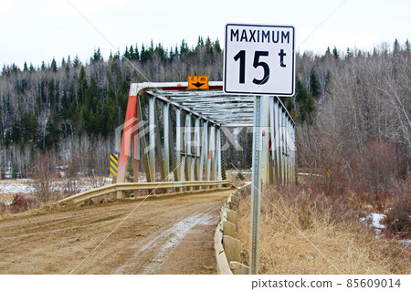 Maximum weight restriction on a country bridge Maximum weight restriction on a country bridge 85609014