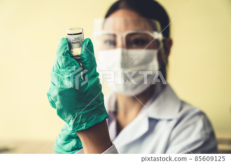 Skillful doctor prepare vaccine proficiently before injection 85609125