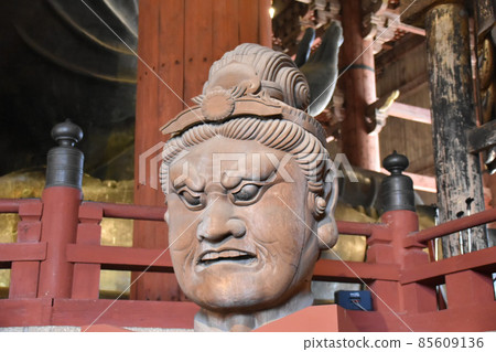 東大寺大佛殿周長天像正面斜照 85609136