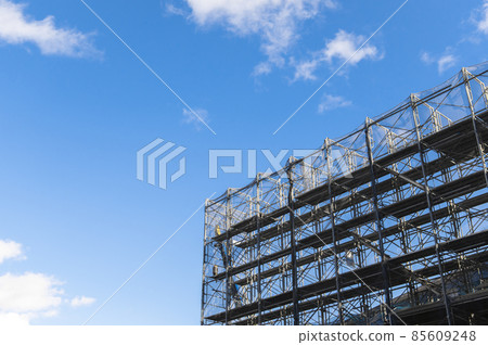 施工現場正在建設中。腳手架和藍天。 85609248
