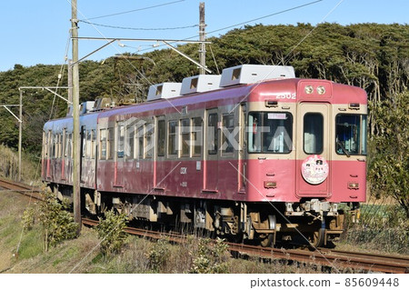 Choshi Electric Railway 2000 that runs fast toward Tokawa 85609448