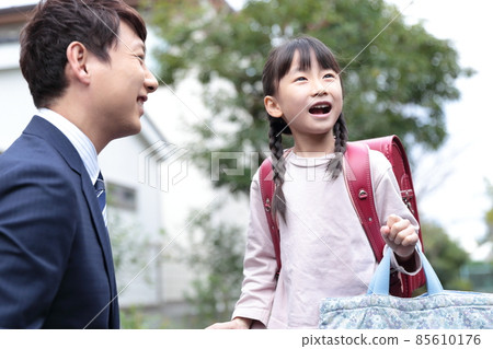 小學生和爸爸一起上學 小學生和爸爸一起上學 85610176