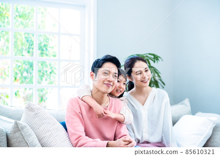 Family unity dad, mom and elementary school children Family unity dad, mom and elementary school children 85610321