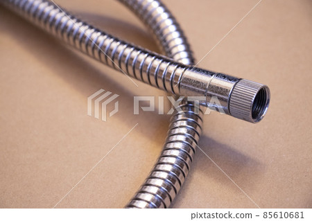 日本淋浴軟管零件，金屬軟管嘴在右邊 85610681