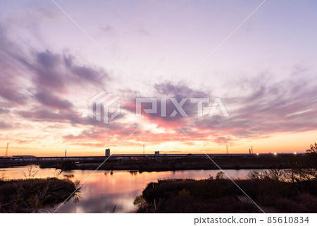 江戶川上的落日天空 85610834