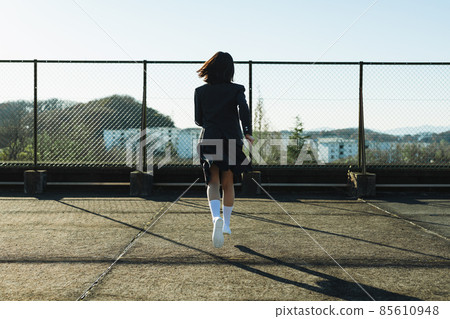 跑在屋頂的高中女孩 85610948