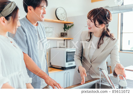 Female explaining kitchen equipment (water services) 85611072