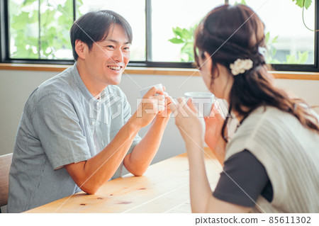 Men and women drinking coffee (male) Men and women drinking coffee (male) 85611302
