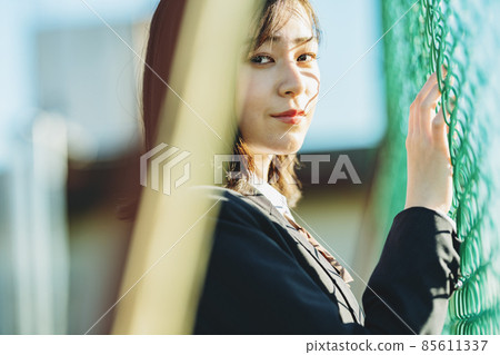 站在柵欄邊的女高中生 85611337