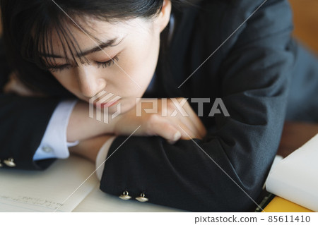 說謊在書桌上的學校女孩 說謊在書桌上的學校女孩 85611410
