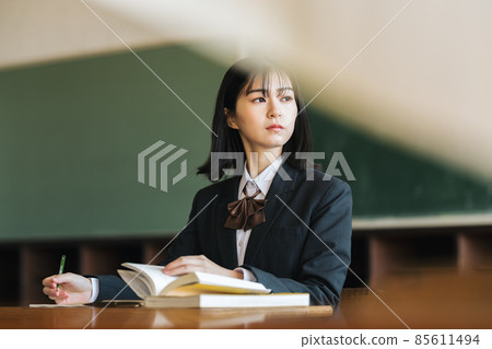 高中女生在教室裡學習 85611494